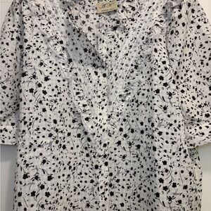 NWOT ANNA KAY Floral Top w/Lace Trim